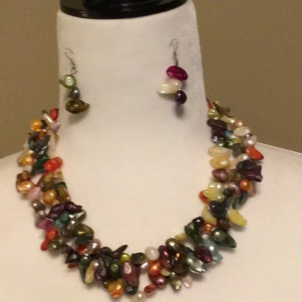 BEAUTIFUL PEARL NECKLACE WITH MATCHING EARRINGS!